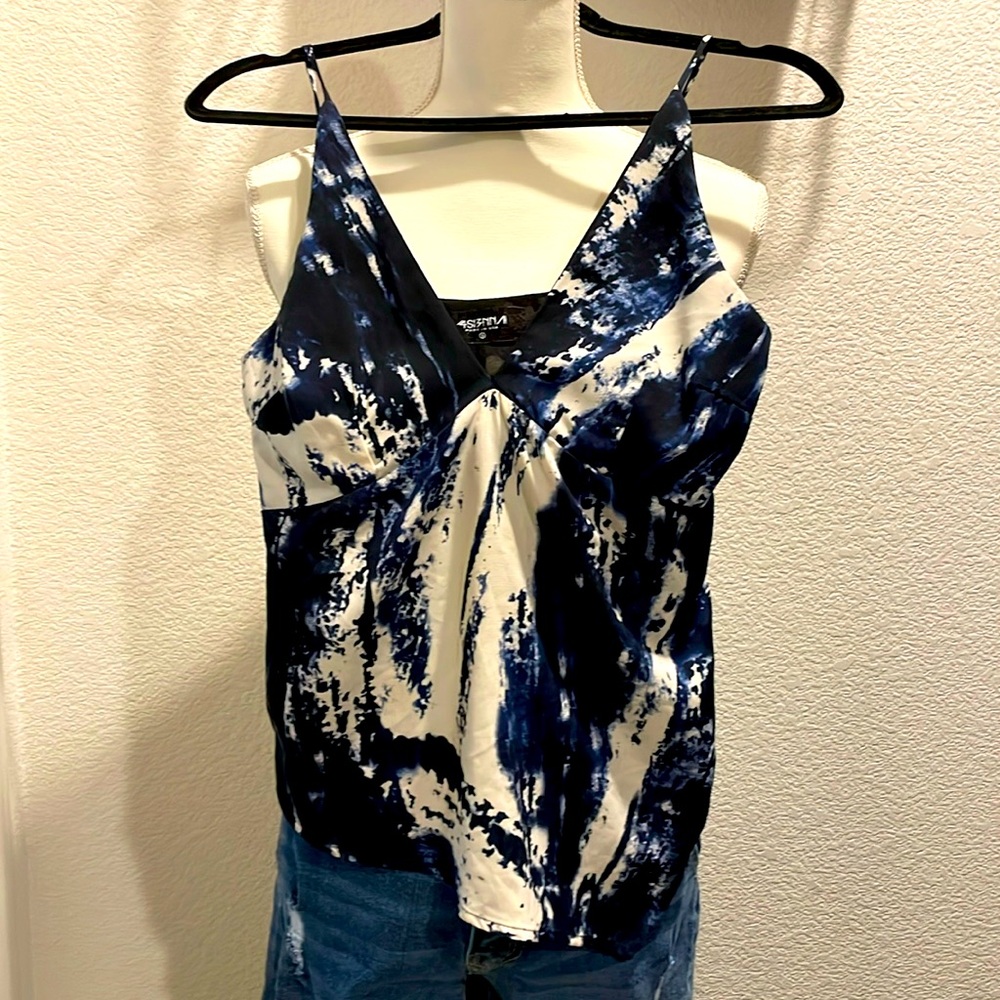 4 Sienna fitted tank top. Asymmetrical hem. Lined. Dated. Pull on. Polyester.